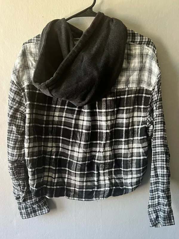 American Eagle Cropped Black White Split Plaid Hooded Shirt Size Large - Image 3