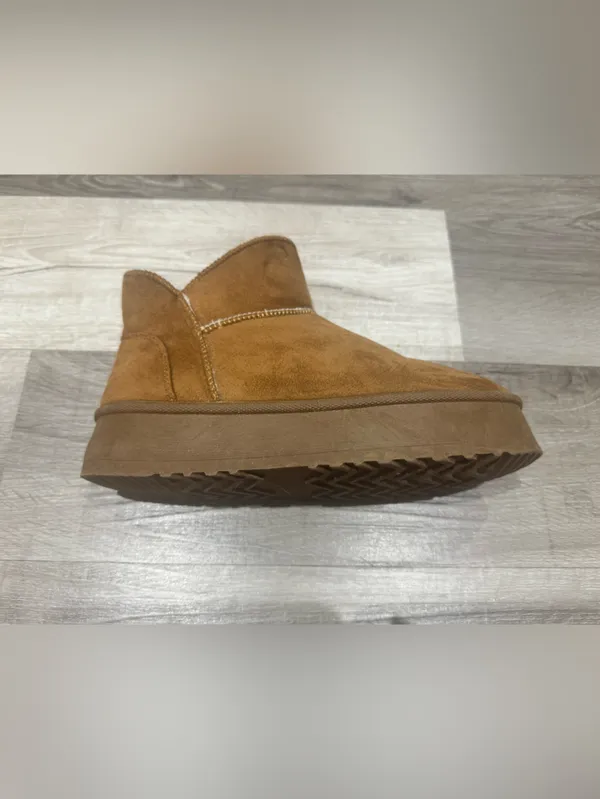Pink Lily platform Ugg style short bootie size 7.5 - Image 4
