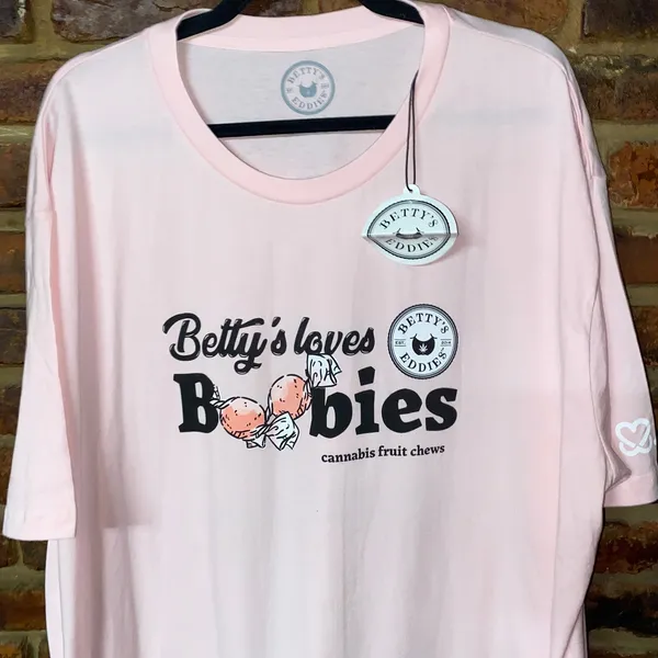 NWT Betty's Eddies Love Boobies Pink Short Sleeve T-Shirt Unisex Size 3XL - Image 3