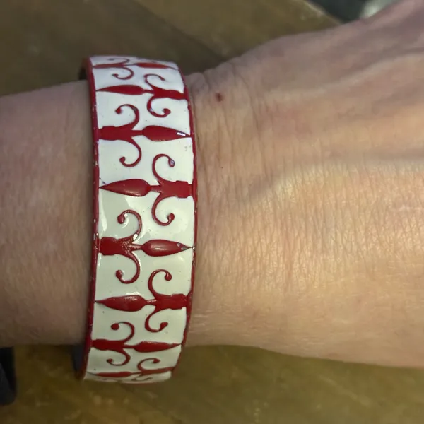 Vintage red and white enamel bangle bracelet - Image 4