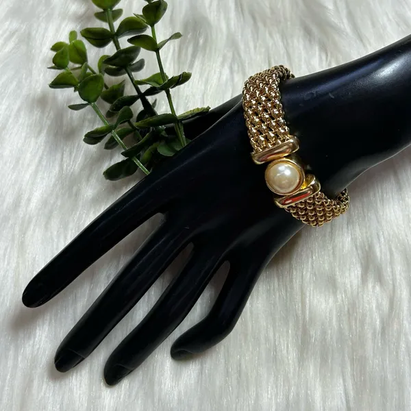 Vintage faux pearl popcorn chain magnetic closure gold tone bracelet - Image 6