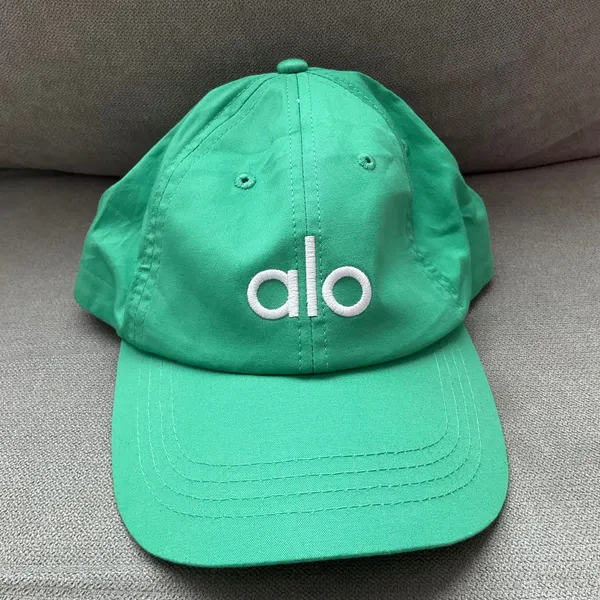 Alo Yoga Off-Duty Cap Green Lettuce/White - Image 2