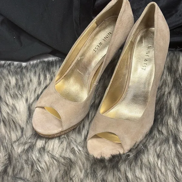 Nine West Studit Tan Suede Studded Peep Toe Platform Pumps Gold‎ Accents 8M - Image 7