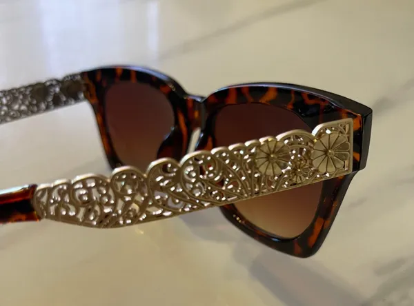 Cute tortoise sunglasses with flower gold frames Multiple - Image 4