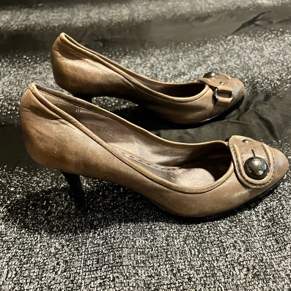 Womens sz6 Coach Darlina Bronze Leather Pumps Heels with Logo Button Detail - Image 2