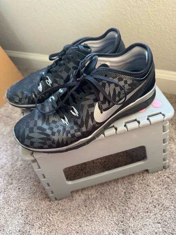 Nike Running Shoes Silver and Black Size 7 - Image 2