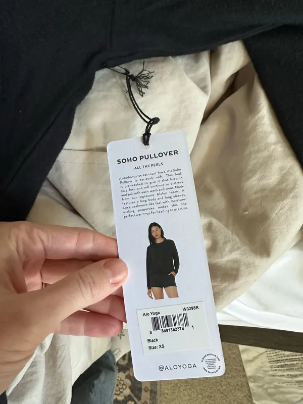 Alo Soho Yoga Pullover Black - Image 3