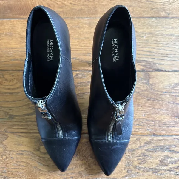 Michael Kors MK 7.6 M Black Leather Ankle Boots Front Zipper Pointed Toe Witchy - Image 2