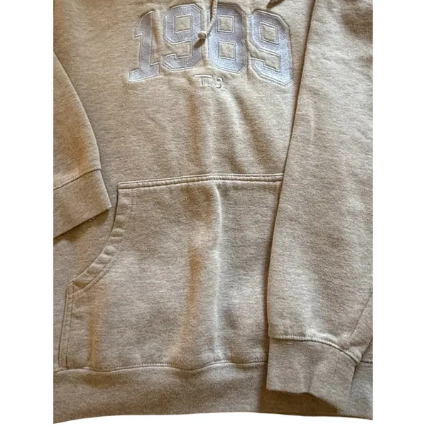 Taylor Swift 1989 Tour Hoodie Size M Grey Purple Center Pocket Cozy Official Mer - Image 7