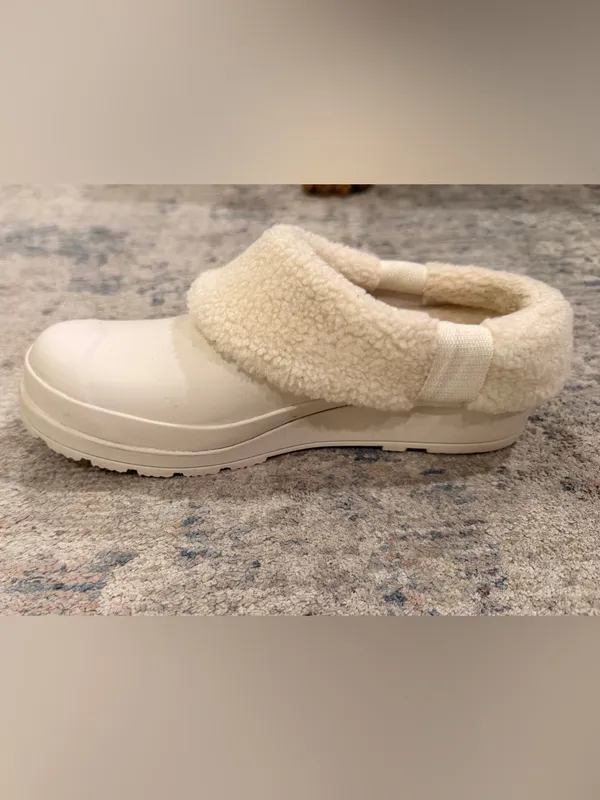 Hunter Cozy Cream Faux Shearling Slip-On Clogs - Image 6