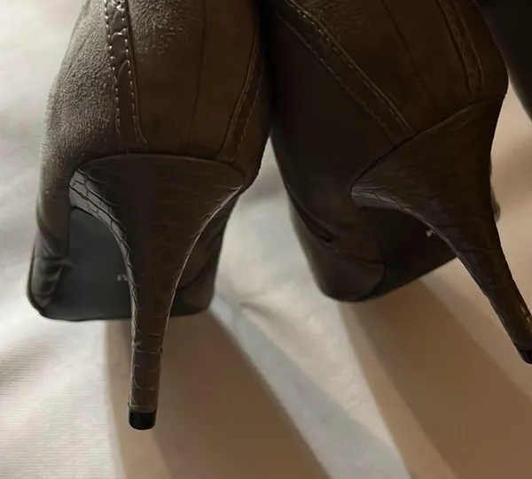 Amelia Grace knee high gray side zip heeled boots. Size 9M - Image 8