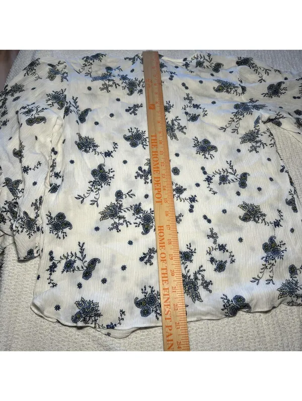Women's LC LAUREN CONRAD White w Blue Floral Flutter Sleeve Blouse Size Medium - Image 9
