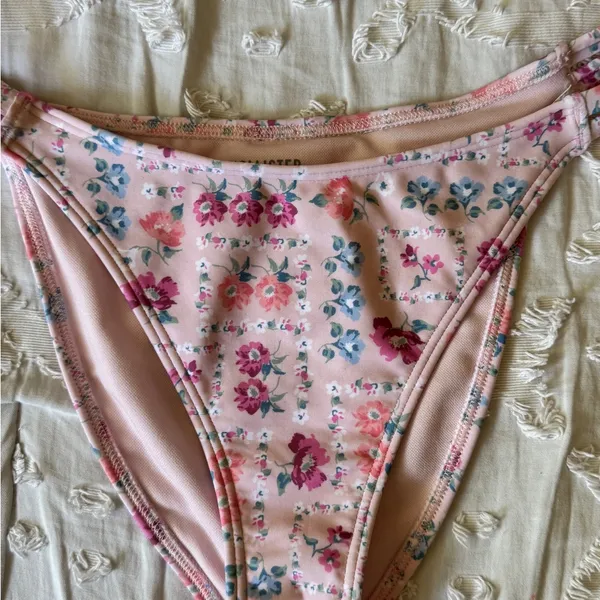Hollister Size S/M Pink Floral Triangle Bikini Set - Image 7