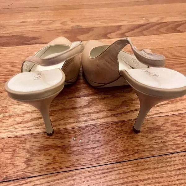 Anne Klein AKNARA Beige Leather Pointed Toe Slingback Kitten Heels Size 8.5M - Image 4