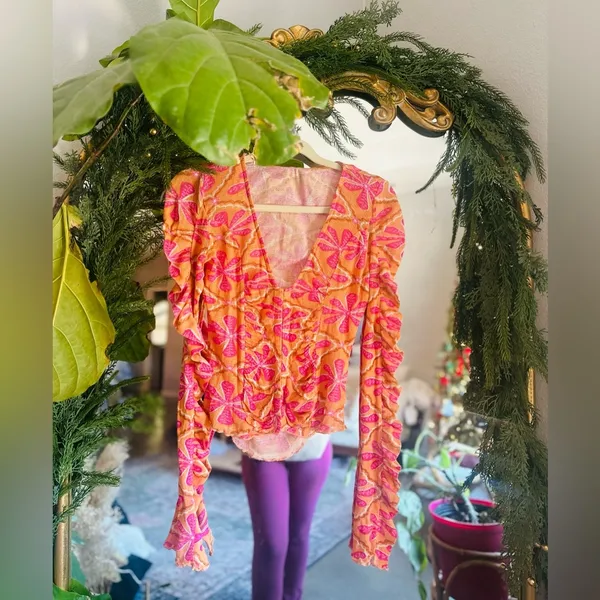 Free peiple pink and orange floral ruched top nwot Xs - Image 2