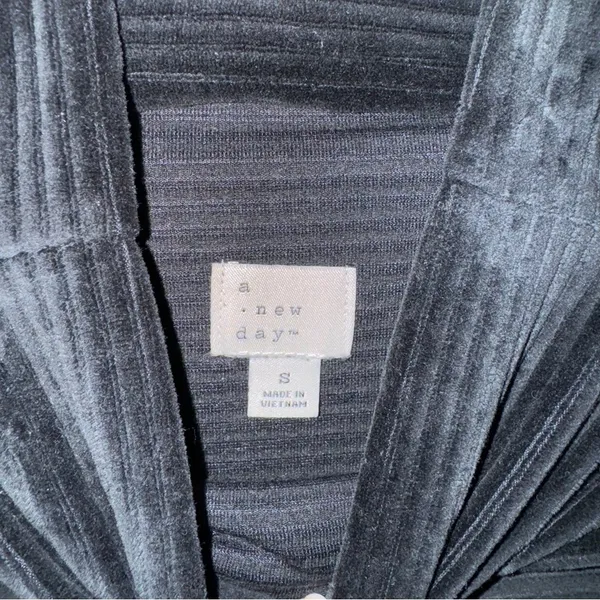 target velvet loose turtle neck size small - Image 4