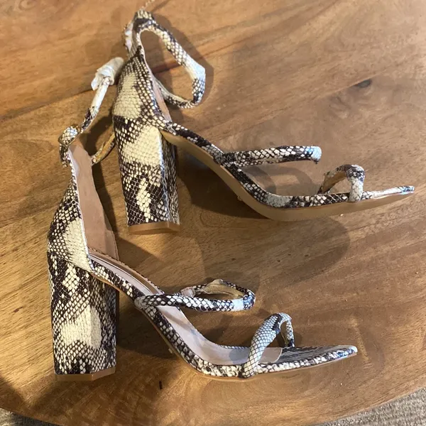 Billini Black and Cream Strappy Heels Size 7 - Image 2