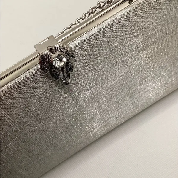 Vintage silver sparkle clutch with decorative clasp - Image 6