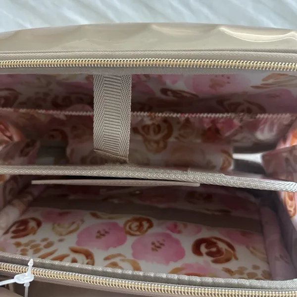 Luxurious Tan Travel Bag for Women - Image 7