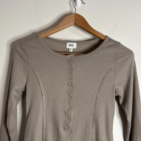BKE Buckle Women’s Henley Tan Long Sleeve Ribbed Waffle Knit Shirt size XS - Image 3