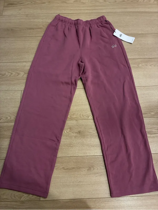 NWT Alo Yoga Women’s Accolade Straight Leg Sweatpant Soft Mulberry Size M - Image 3