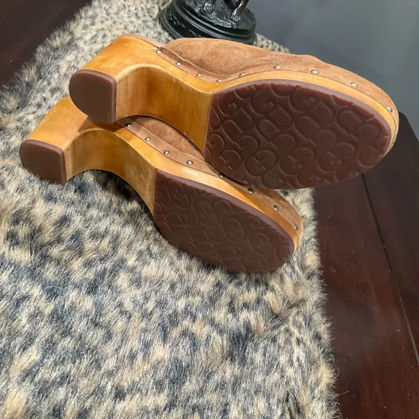UGG ABBIE CHESTNUT SUEDE‎ CLOGS - Image 3