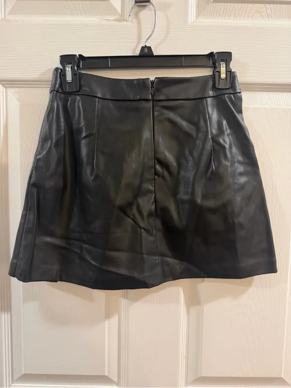 Bershka Black Faux Leather Mini Skirt with Chain Accents - Image 5