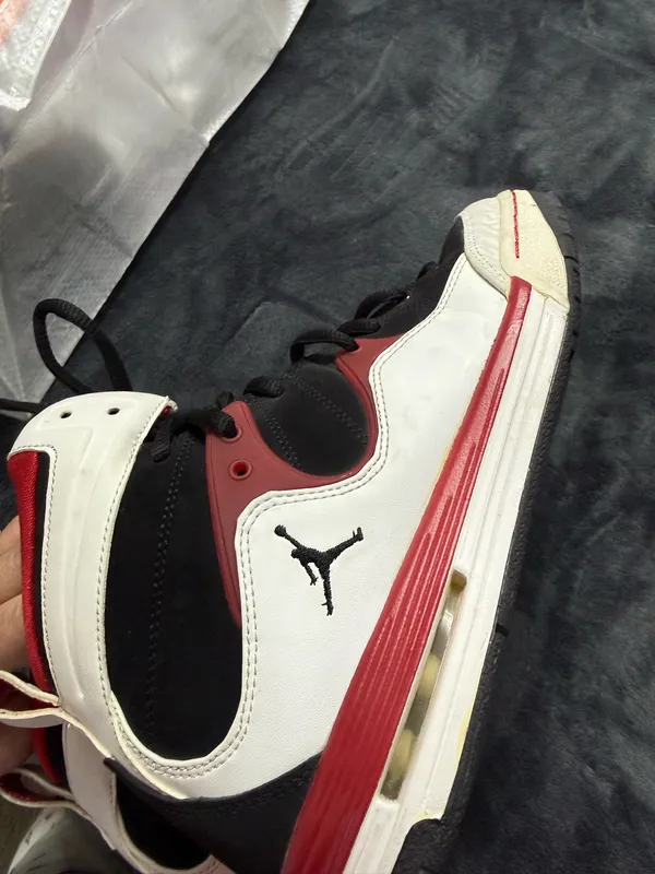 QJordan 1 Mid black red trainers. Size US 8.5 #sneakers #jordan - Image 4