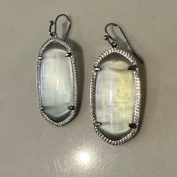 Kendra Scott Elle Slate Cat’s Eye Drop Earrings in Silver Frame - Image 4