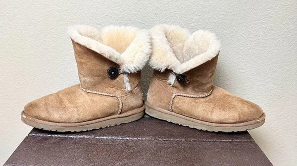 UGG Bailey Button Short Shearling Boots Booties Classic Chestnut Color - size 8 - Image 3