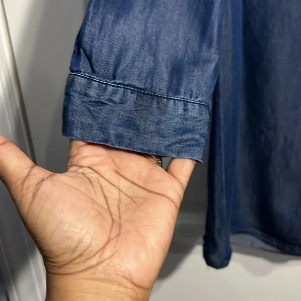 Intro. Women’s denim/Chambrey blouse with a V-neck & front pocket. Size Medium - Image 3