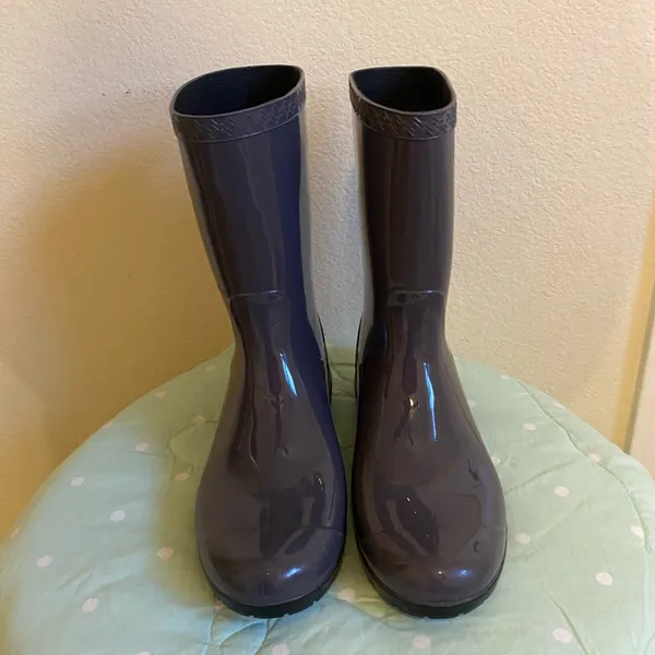 UGG Gray Lavender Shaye Nightfall Black Sole Tall Glossy Rain boots size 9 - Image 2