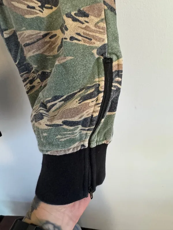 Hello Kitty X Staple Pigeon Camo Sweatpants- XL - Image 4