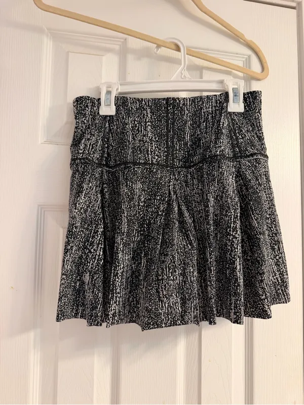 Lululemon Lost In Pace Skirt (Tall) (15") Air Time White Black Size: 4 - Image 3
