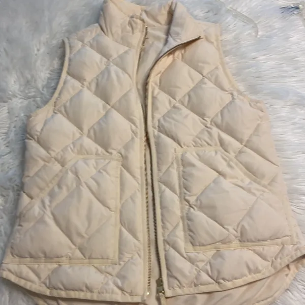 J.Crew Puffer Vest size S BNWOT length 25” bust 36” color cream - Image 16