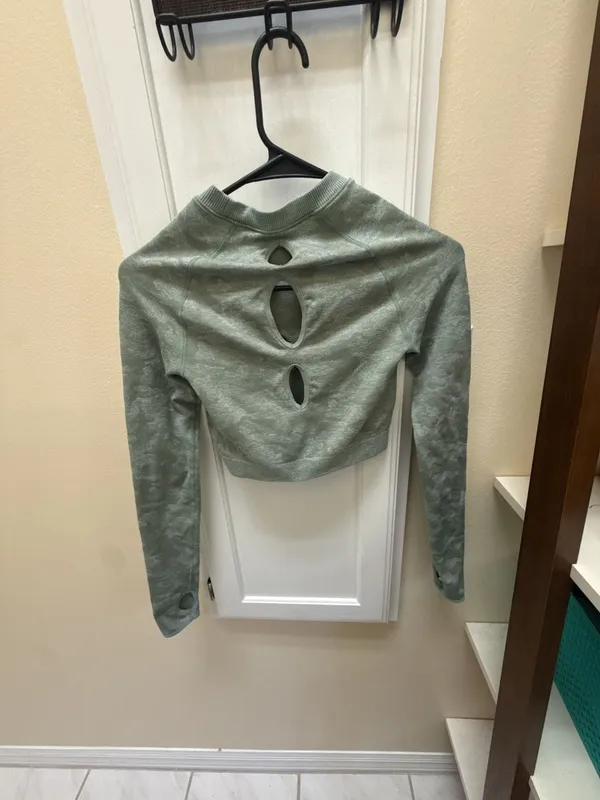 Gymshark Adapt Camo Seamless Long Sleeve Crop Top - Image 4
