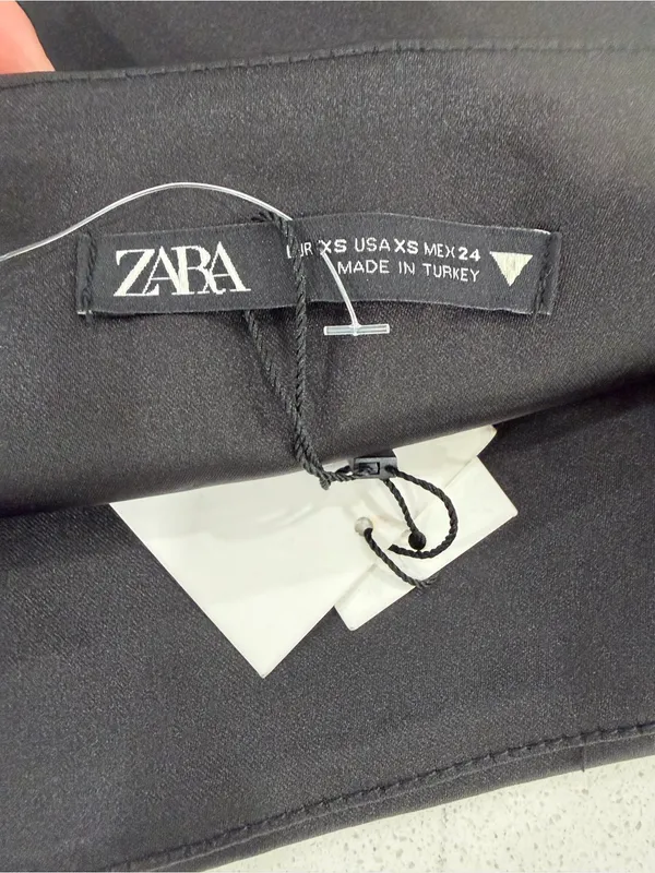 Zara Black Strapless Crop Top with Structured Fit - Image 4