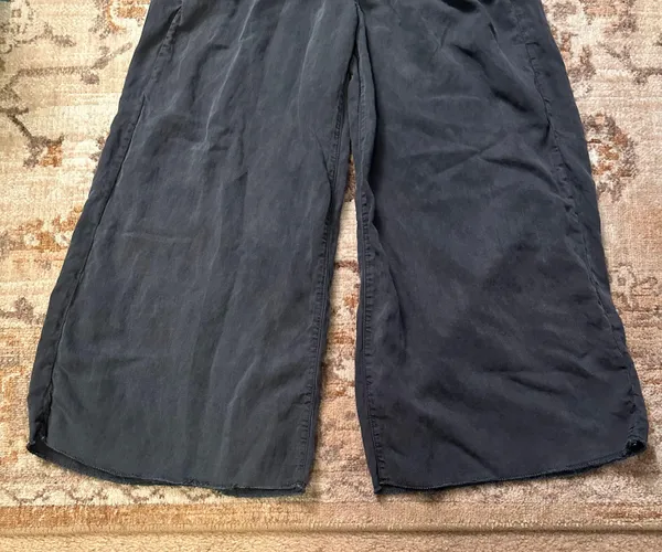MOTHER The Bingo Fray Cropped Wide Leg in Faded Black Linen Blend - Image 5