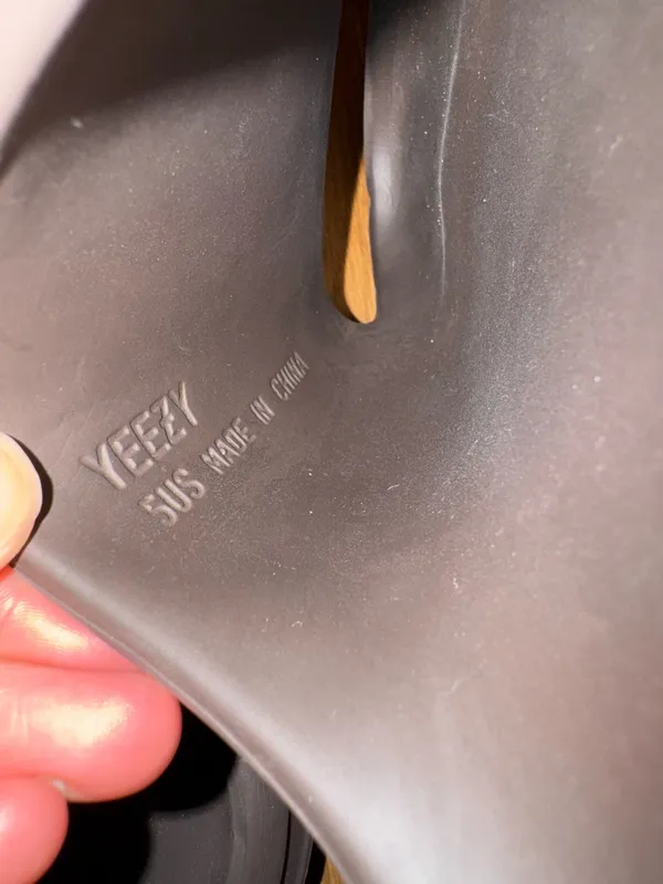 Yeezy Slides Adidas - Image 3