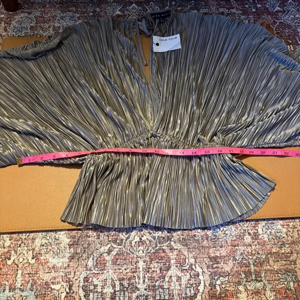 MIOU MUSE NWT Plisse Dolman Sleeve Plunging V Neck Ruched Waist Top‎ Size Small - Image 7