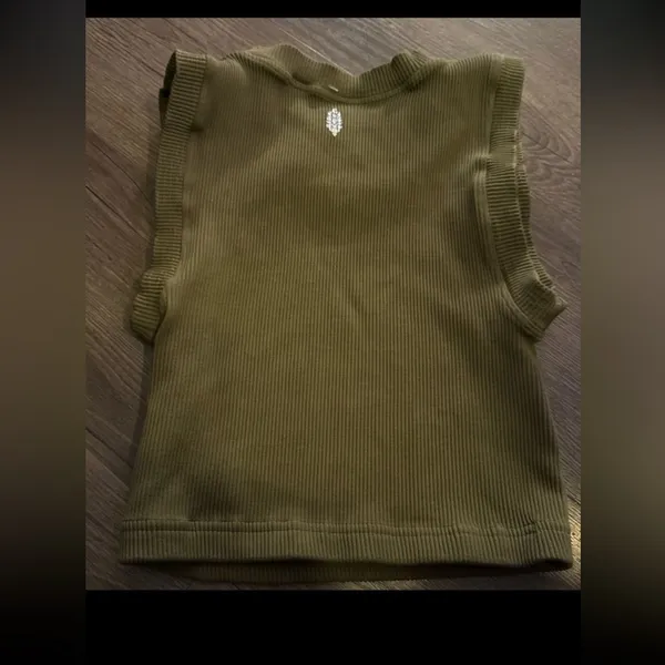 Free People Seamless ribbed cropped tank top. Size M/L - Image 2
