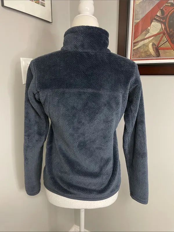 Women’s Patagonia pull over navy blue size small warm lightweight fitted - Image 3