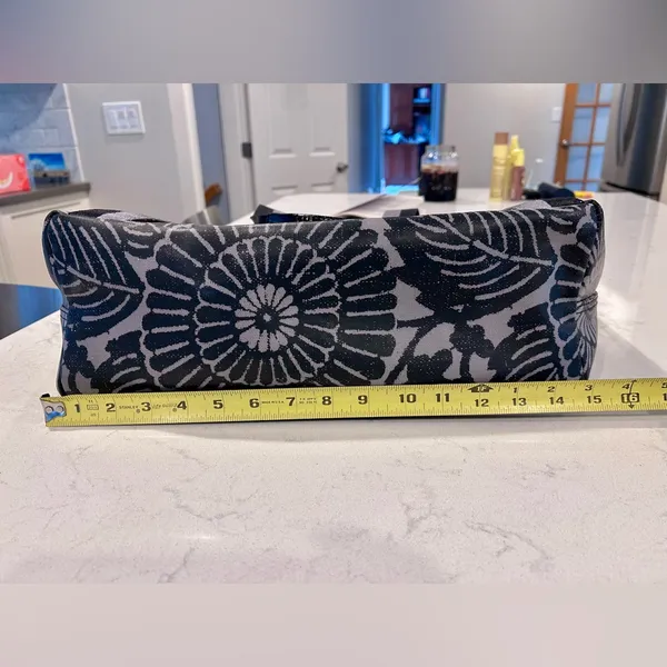 Lululemon Athletica Black and Grey Gym or Beach Tote - Image 12