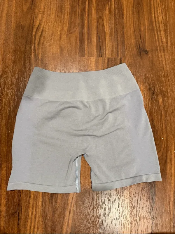 Alphalete Women's Light Gray Seamless Biker Shorts with Ruched Back - Image 3