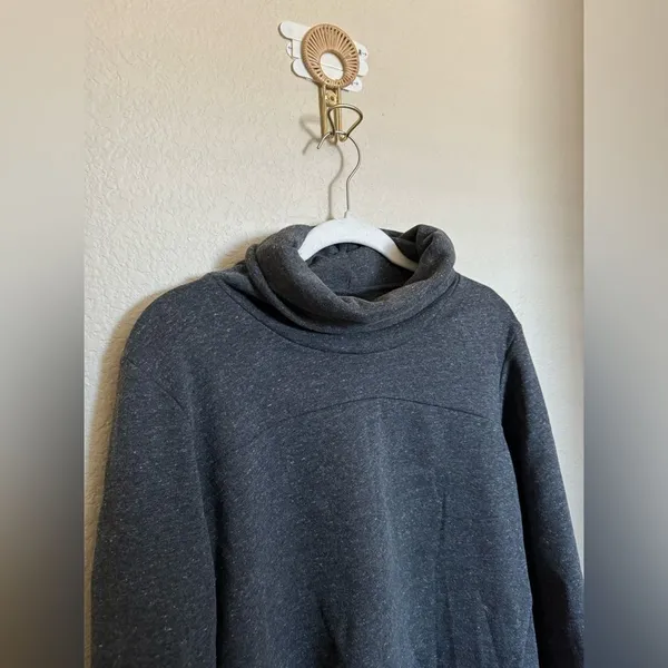 Alo Yoga Haze funnel neck Sweatshirt size medium‎ in grey - Image 4