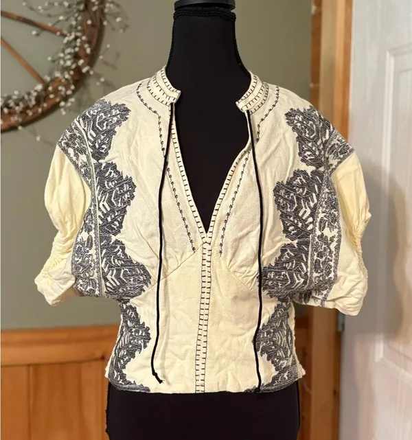 Gimmicks by BKE Cream Puff Sleeve Embellished Blouse size M NWT - Image 2