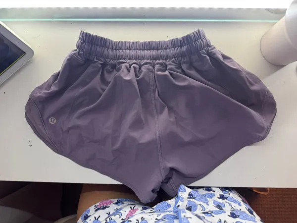 Lululemon Shorts 2.5" Hotty Hot Low-Rise - Image 3