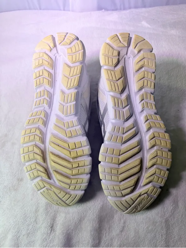 ASICS White Athletic Running Shoe with Gray Logo - Image 9