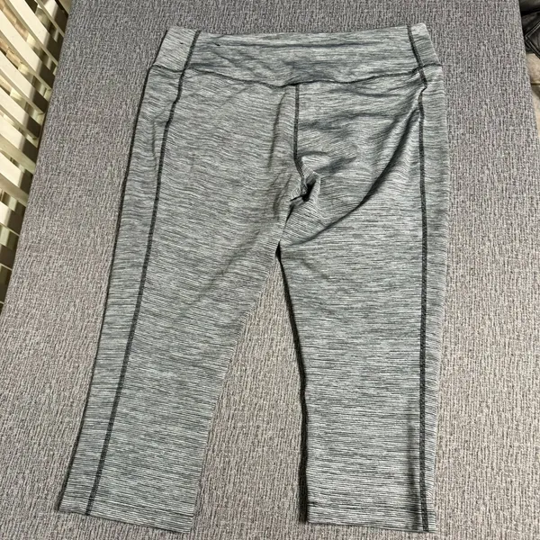 Nike Women’s Cropped Leggings - Image 4