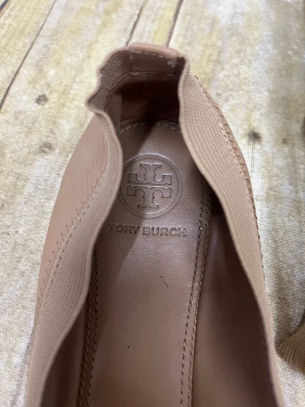 Tory Burch Women's Nude Leather Ballet Flats with Gold Emblem size 6.5 - Image 5